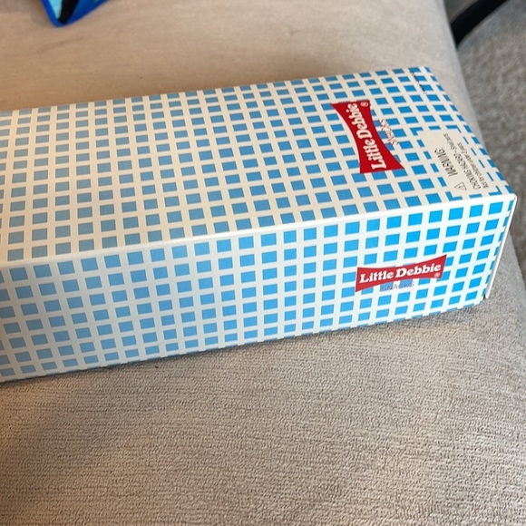 - Vintage 1996 Little Debbie Snacks Barbie Collector's Edition Series 2 - Picture 8 of 10